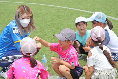 WEリーグ高平美憂選手と子供たち